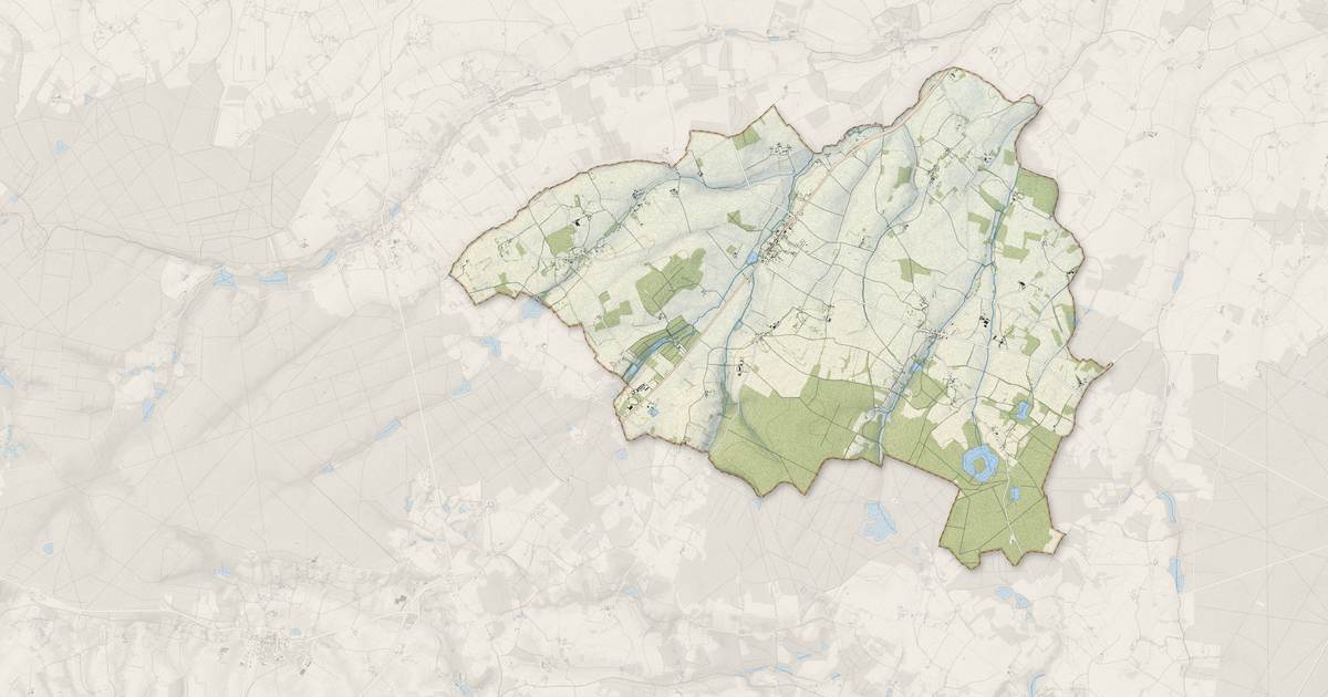 Portrait cartographique de Charencey : relief, eau, forêts, bâti et voies, calculés à partir des données de l'IGN