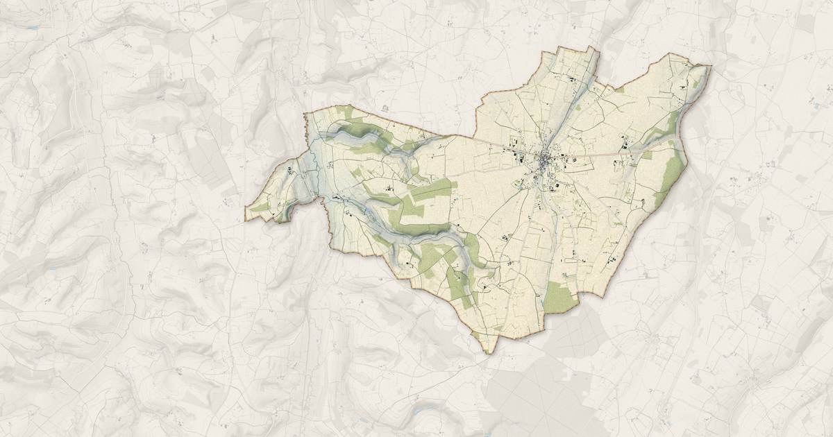 Portrait cartographique de Sap-en-Auge : relief, eau, forêts, bâti et voies, calculés à partir des données de l'IGN