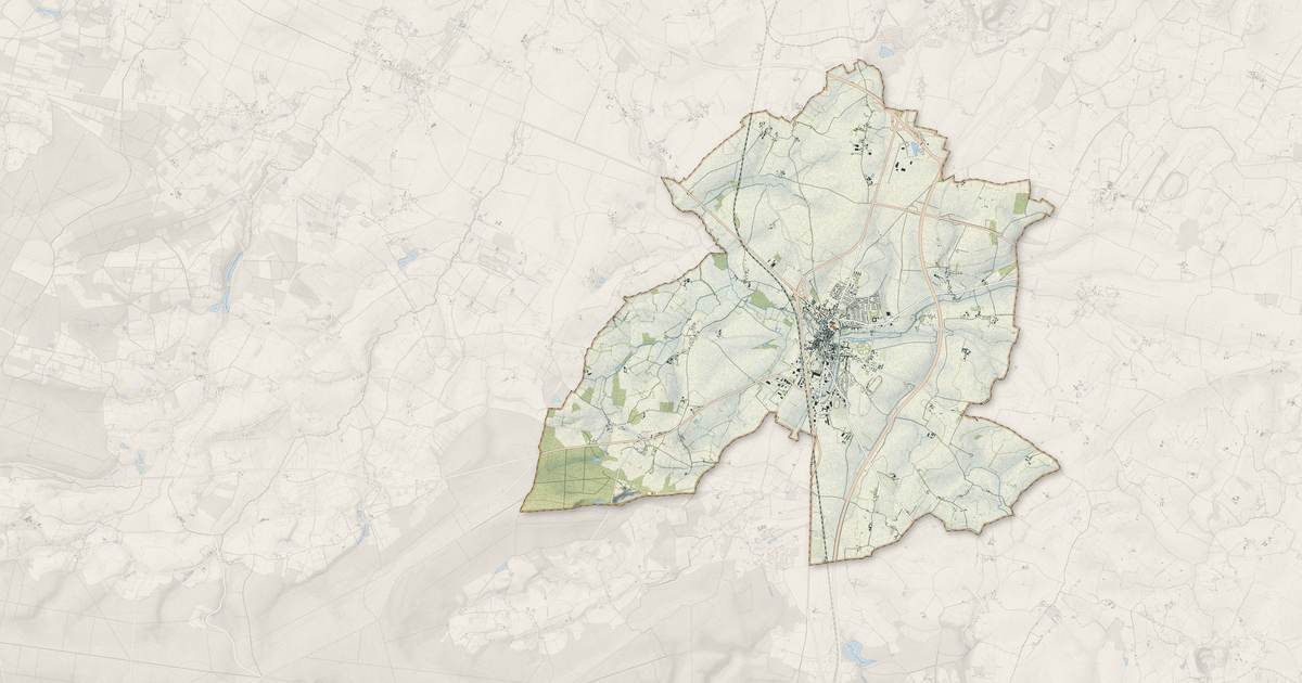 Portrait cartographique de Sées : relief, eau, forêts, bâti et voies, calculés à partir des données de l'IGN