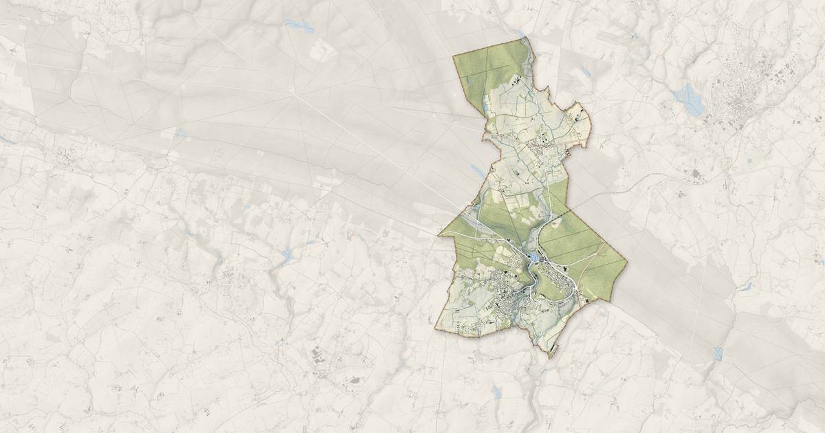Portrait cartographique de Bagnoles de l'Orne Normandie : relief, eau, forêts, bâti et voies, calculés à partir des données de l'IGN