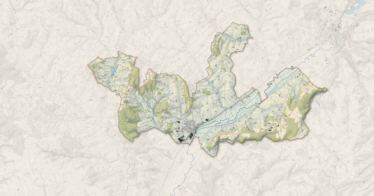 Portrait cartographique de Val-au-Perche : relief, eau, forêts, bâti et voies, calculés à partir des données de l'IGN