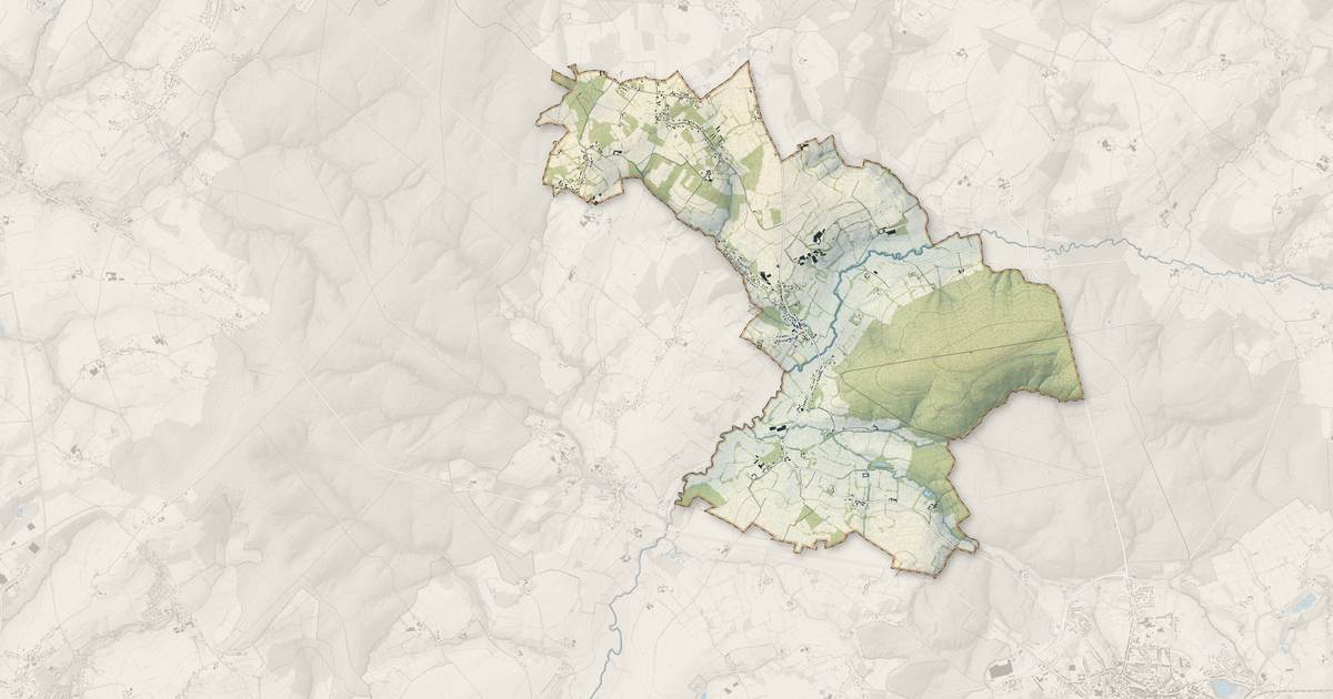 Portrait cartographique de Crémarest : relief, eau, forêts, bâti et voies, calculés à partir des données de l'IGN