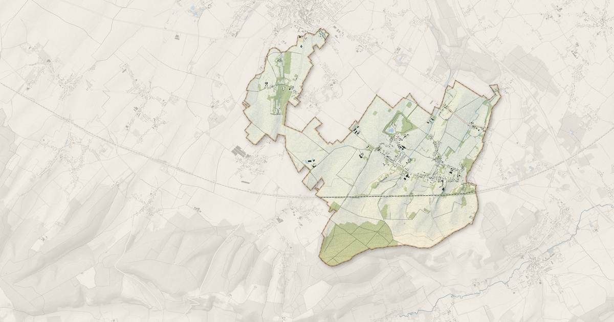 Portrait cartographique de Louches : relief, eau, forêts, bâti et voies, calculés à partir des données de l'IGN