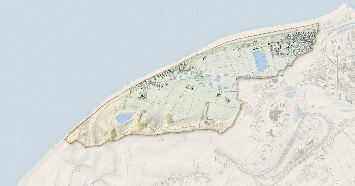 Portrait cartographique de Sangatte : relief, eau, forêts, bâti et voies, calculés à partir des données de l'IGN