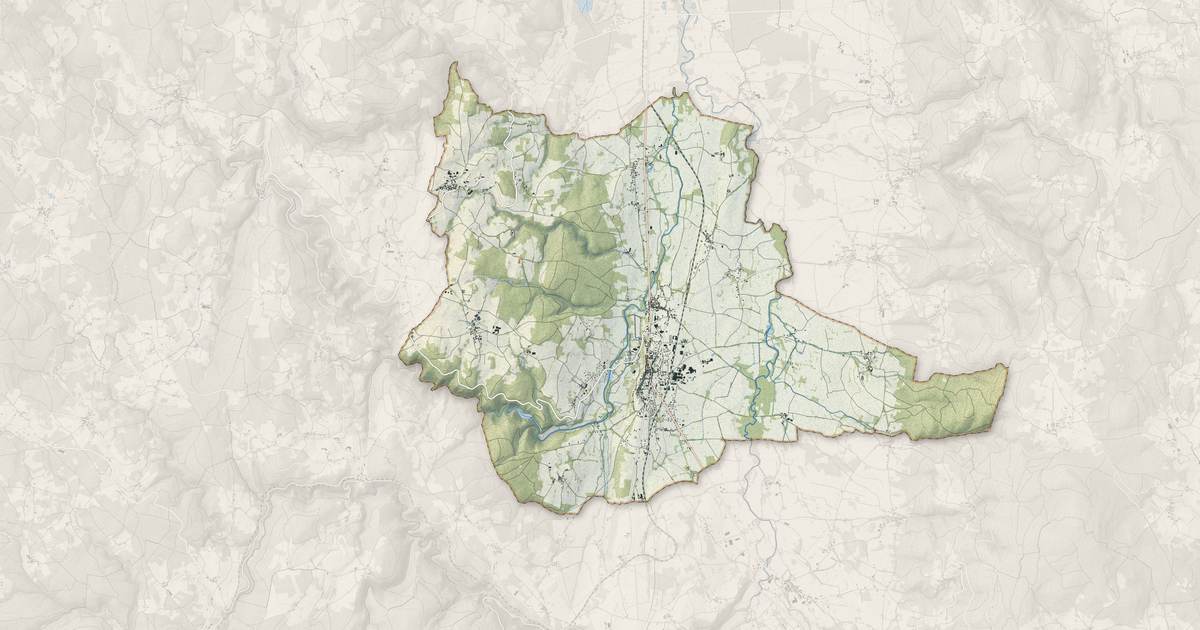 Portrait cartographique de Arlanc : relief, eau, forêts, bâti et voies, calculés à partir des données de l'IGN