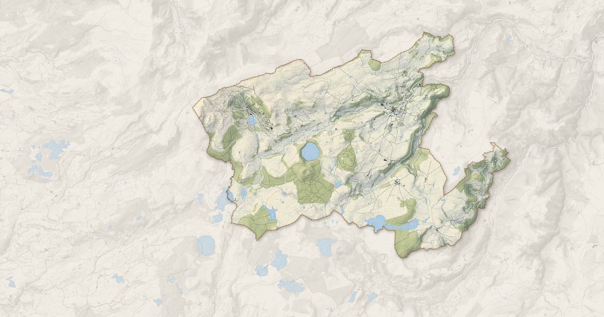 Portrait cartographique de Besse-et-Saint-Anastaise : relief, eau, forêts, bâti et voies, calculés à partir des données de l'IGN