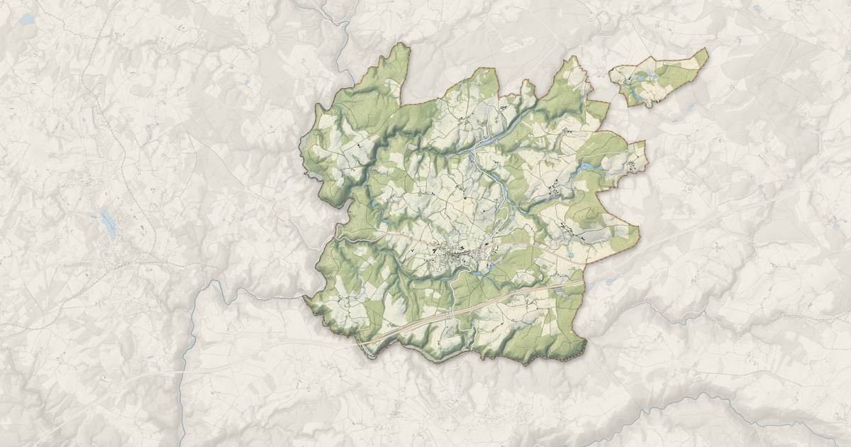 Portrait cartographique de Bourg-Lastic : relief, eau, forêts, bâti et voies, calculés à partir des données de l'IGN