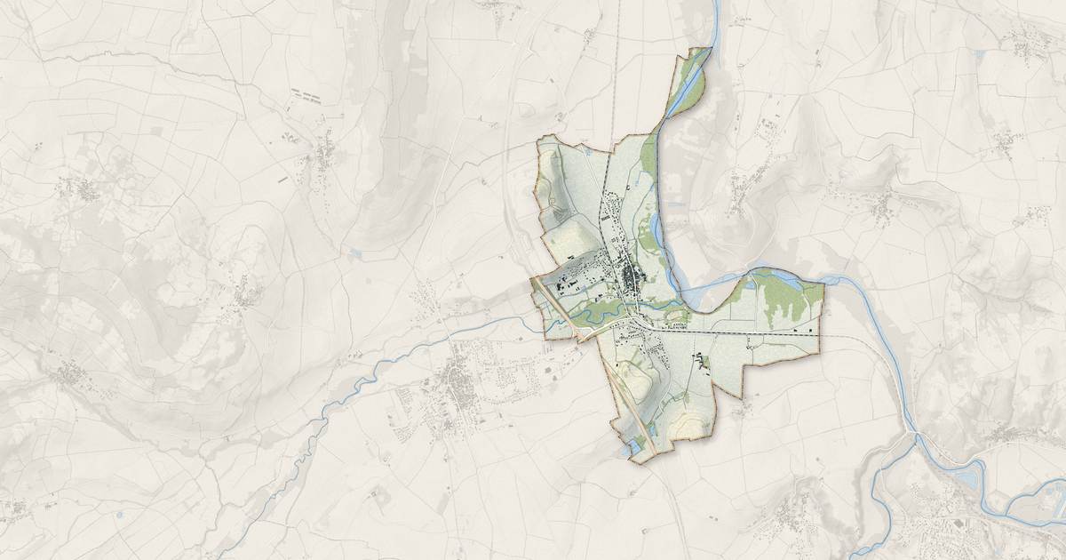 Portrait cartographique de Le Breuil-sur-Couze : relief, eau, forêts, bâti et voies, calculés à partir des données de l'IGN