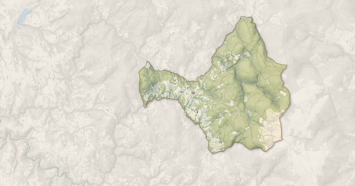 Portrait cartographique de Le Brugeron : relief, eau, forêts, bâti et voies, calculés à partir des données de l'IGN