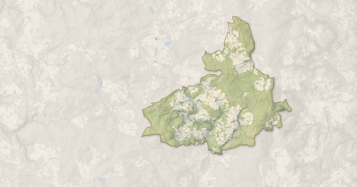 Portrait cartographique de Chambon-sur-Dolore : relief, eau, forêts, bâti et voies, calculés à partir des données de l'IGN