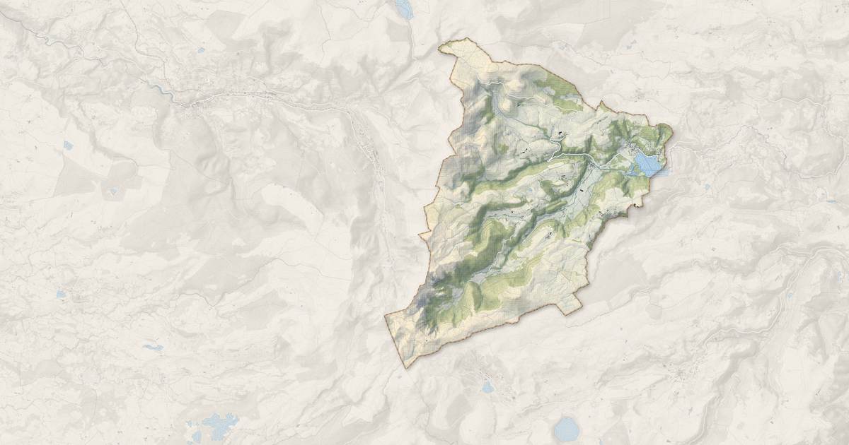 Portrait cartographique de Chambon-sur-Lac : relief, eau, forêts, bâti et voies, calculés à partir des données de l'IGN