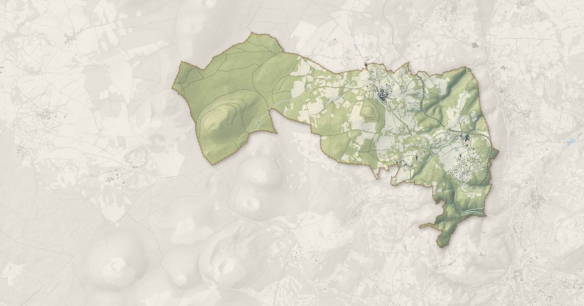 Portrait cartographique de Chanat-la-Mouteyre : relief, eau, forêts, bâti et voies, calculés à partir des données de l'IGN
