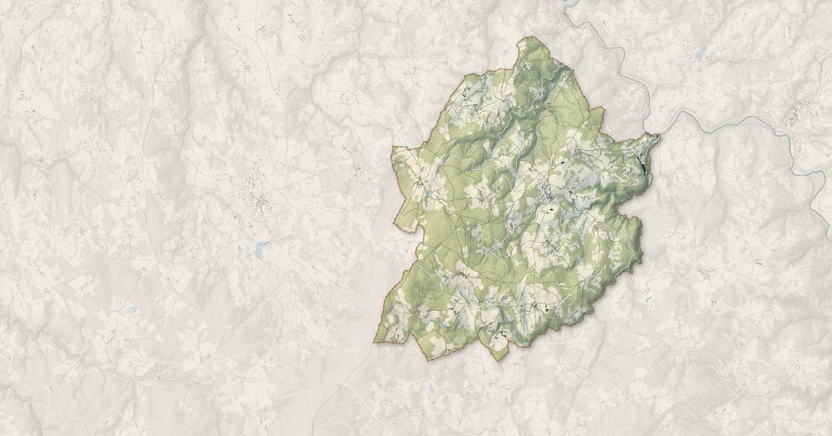 Portrait cartographique de La Chapelle-Agnon : relief, eau, forêts, bâti et voies, calculés à partir des données de l'IGN