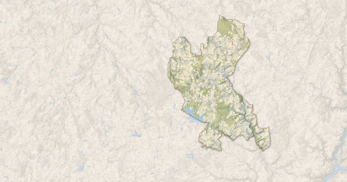Portrait cartographique de Charensat : relief, eau, forêts, bâti et voies, calculés à partir des données de l'IGN