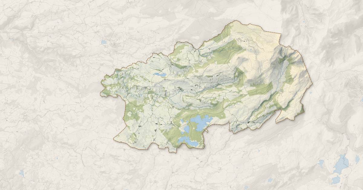 Portrait cartographique de Chastreix : relief, eau, forêts, bâti et voies, calculés à partir des données de l'IGN