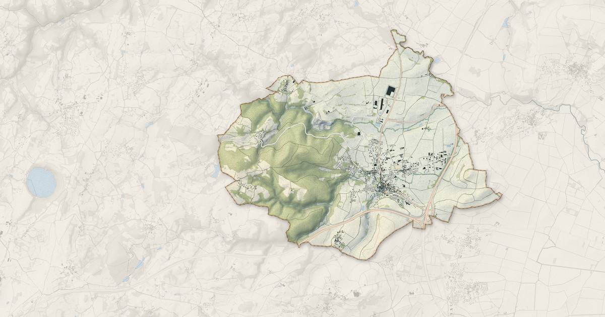 Portrait cartographique de Combronde : relief, eau, forêts, bâti et voies, calculés à partir des données de l'IGN