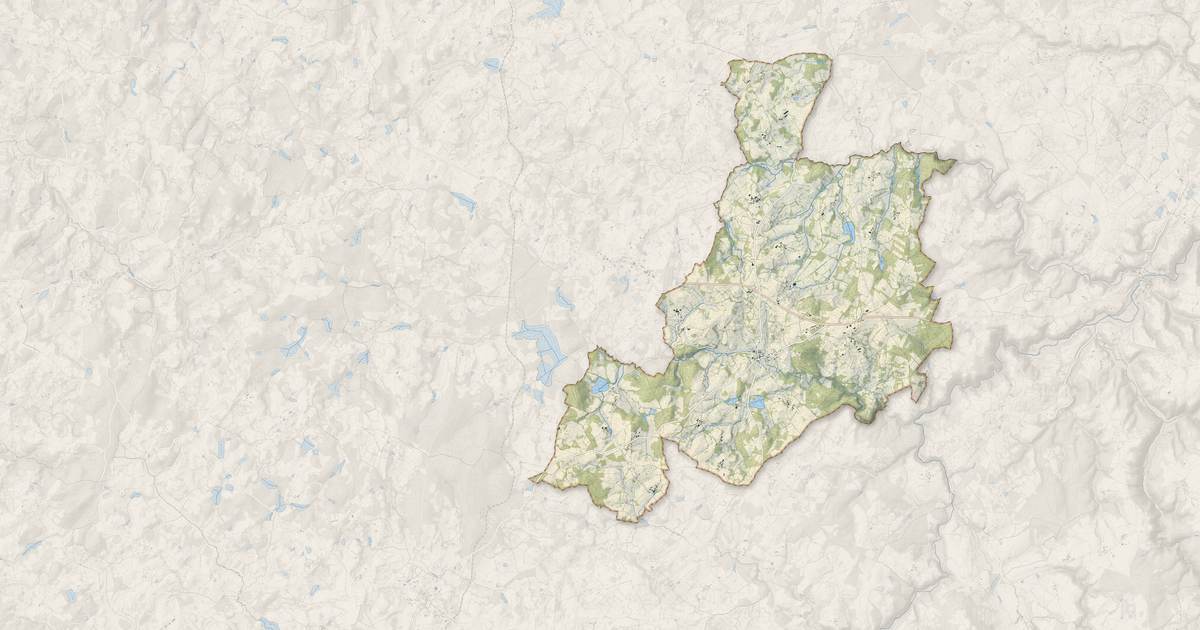 Portrait cartographique de Condat-en-Combraille : relief, eau, forêts, bâti et voies, calculés à partir des données de l'IGN