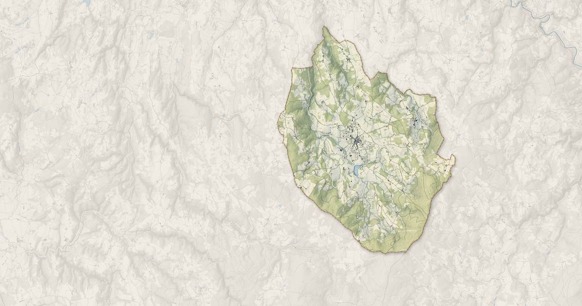 Portrait cartographique de Cunlhat : relief, eau, forêts, bâti et voies, calculés à partir des données de l'IGN