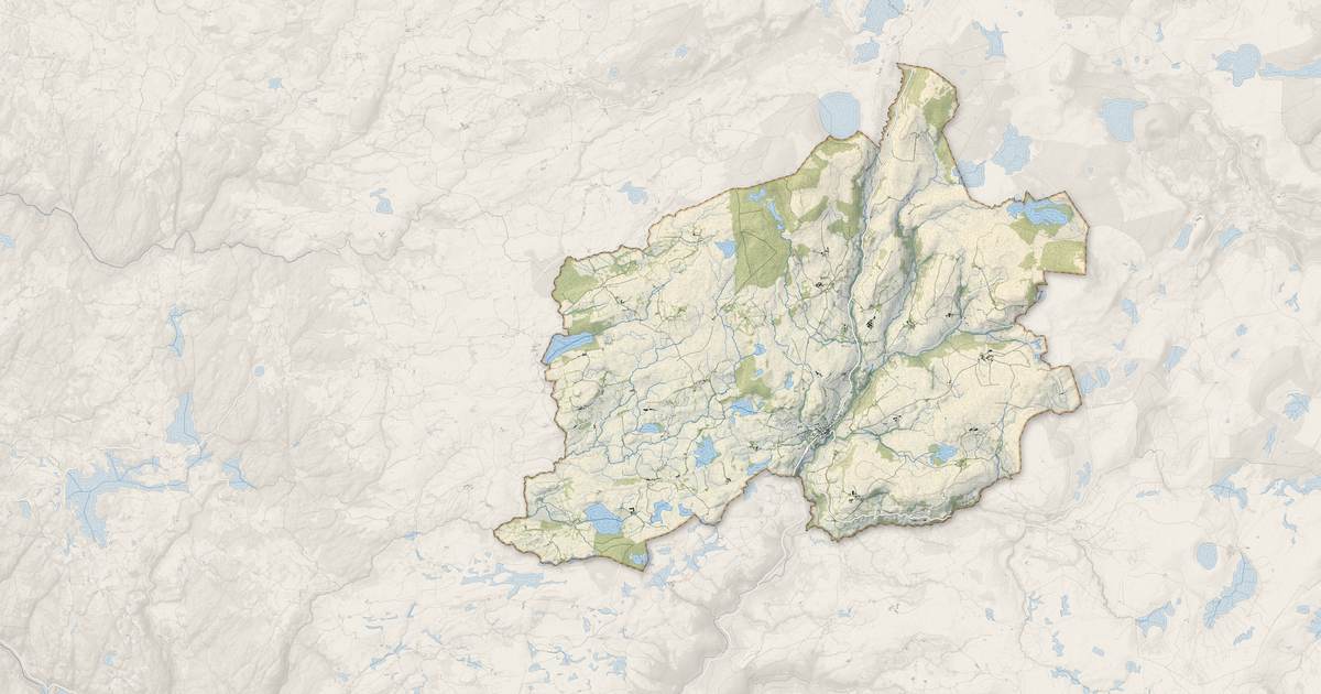 Portrait cartographique de Égliseneuve-d'Entraigues : relief, eau, forêts, bâti et voies, calculés à partir des données de l'IGN