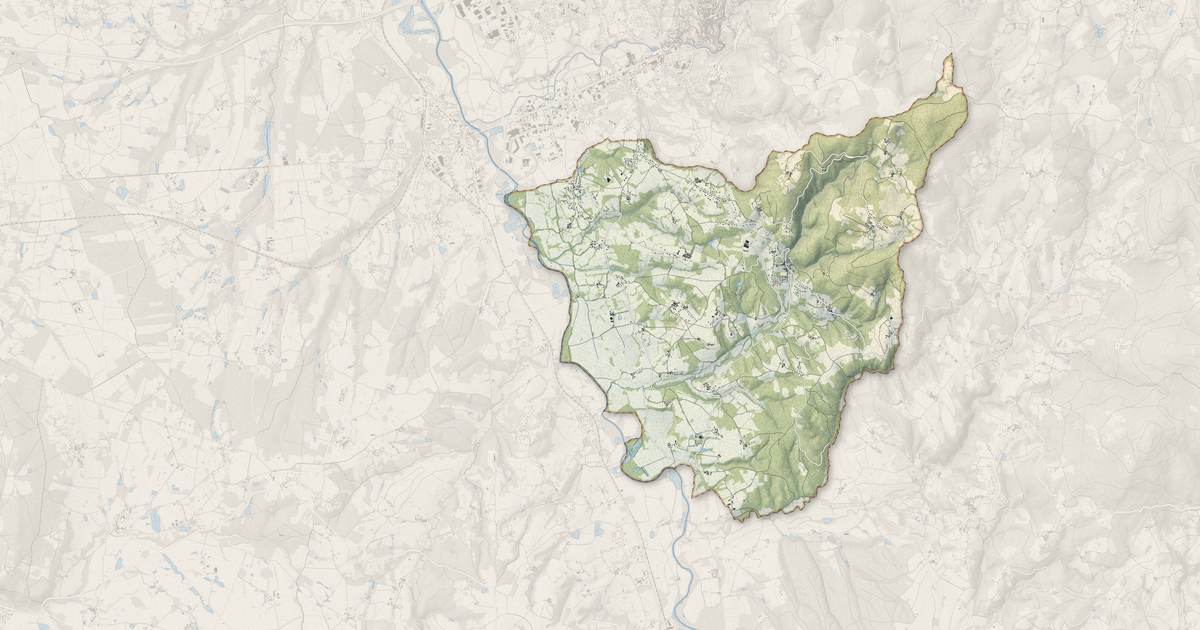 Portrait cartographique de Escoutoux : relief, eau, forêts, bâti et voies, calculés à partir des données de l'IGN