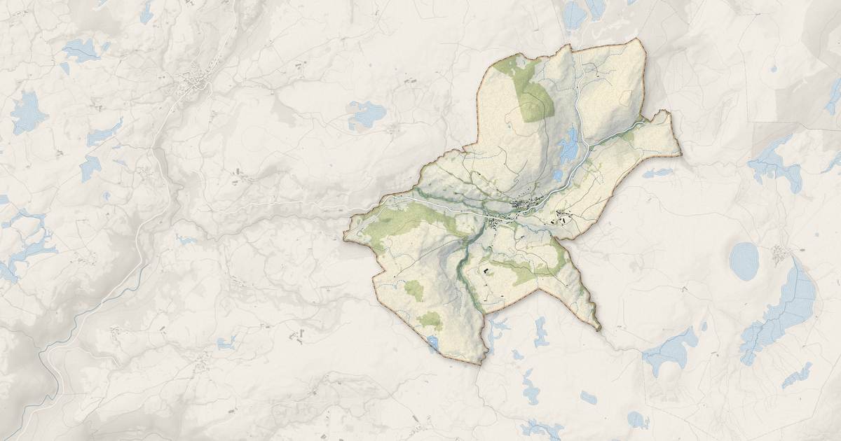 Portrait cartographique de Espinchal : relief, eau, forêts, bâti et voies, calculés à partir des données de l'IGN