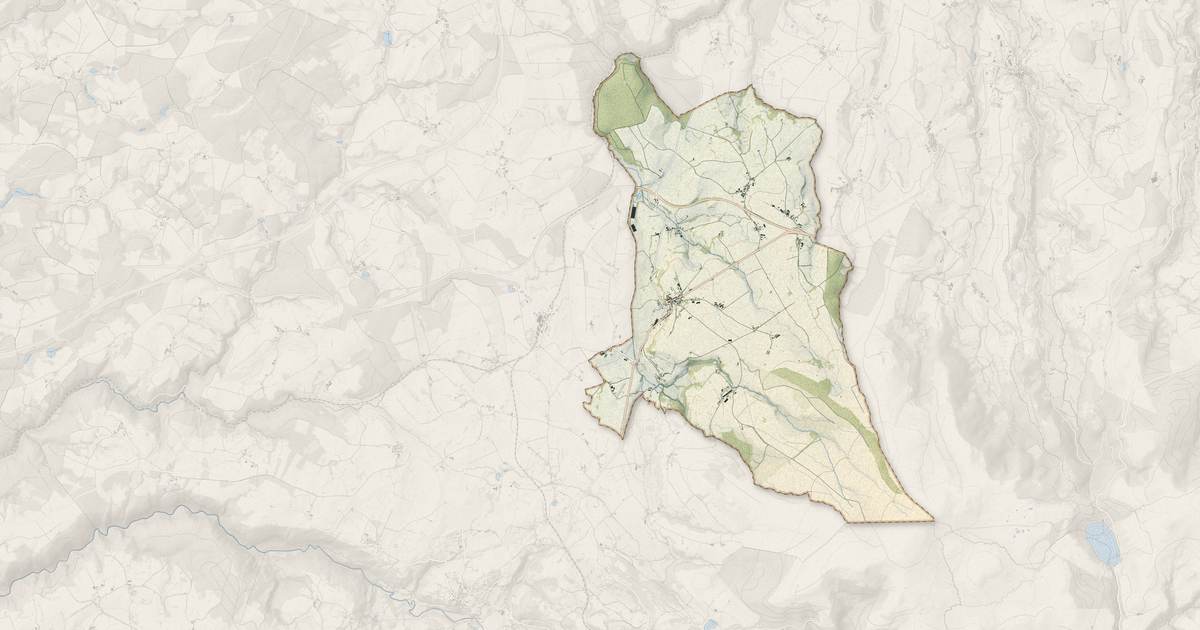Portrait cartographique de Laqueuille : relief, eau, forêts, bâti et voies, calculés à partir des données de l'IGN