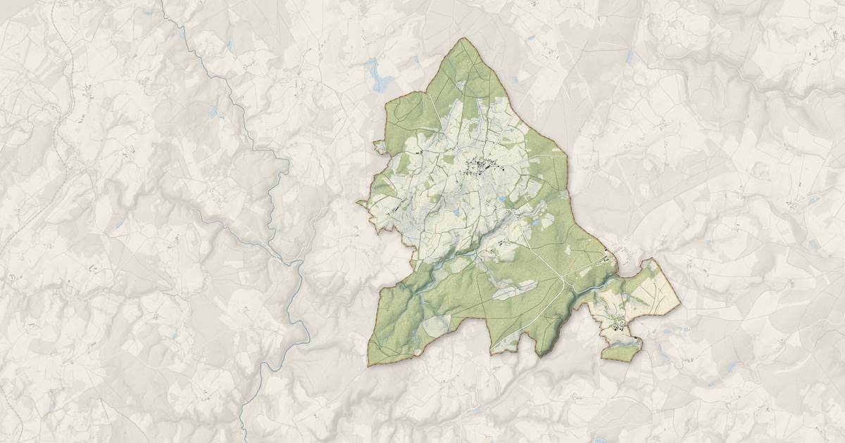 Portrait cartographique de Lastic : relief, eau, forêts, bâti et voies, calculés à partir des données de l'IGN