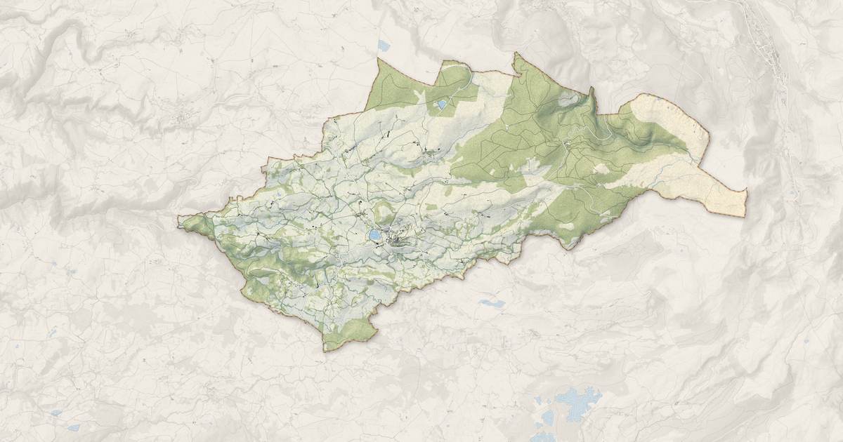 Portrait cartographique de La Tour-d'Auvergne : relief, eau, forêts, bâti et voies, calculés à partir des données de l'IGN