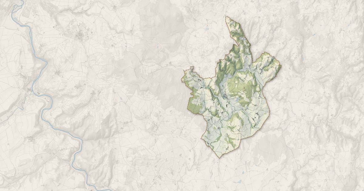Portrait cartographique de Manglieu : relief, eau, forêts, bâti et voies, calculés à partir des données de l'IGN
