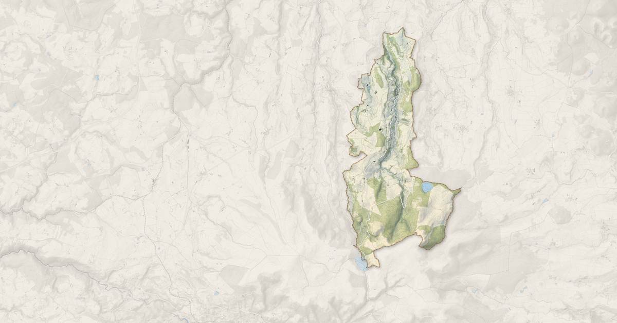 Portrait cartographique de Orcival : relief, eau, forêts, bâti et voies, calculés à partir des données de l'IGN
