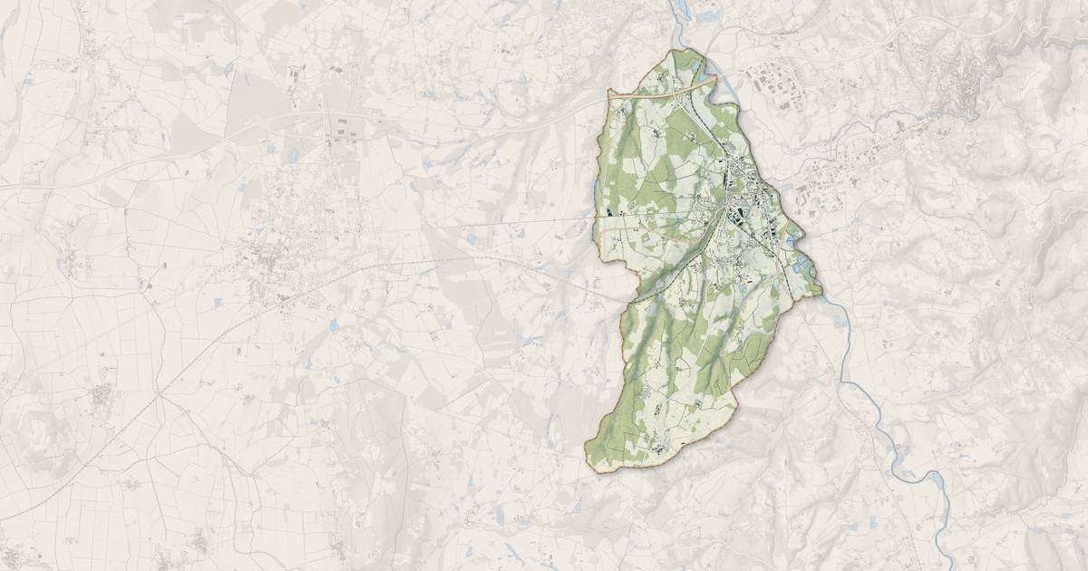 Portrait cartographique de Peschadoires : relief, eau, forêts, bâti et voies, calculés à partir des données de l'IGN