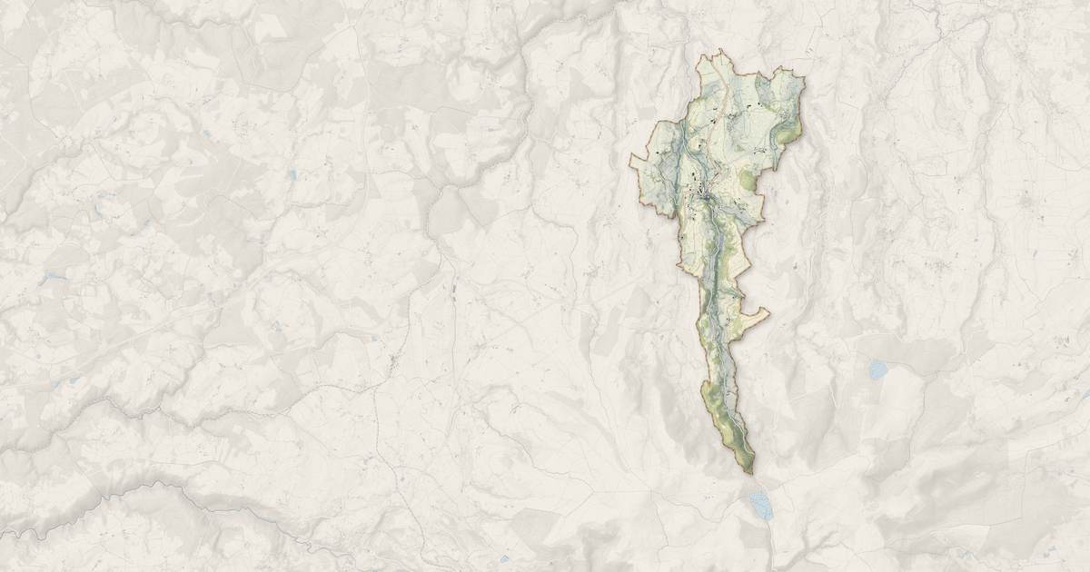 Portrait cartographique de Rochefort-Montagne : relief, eau, forêts, bâti et voies, calculés à partir des données de l'IGN