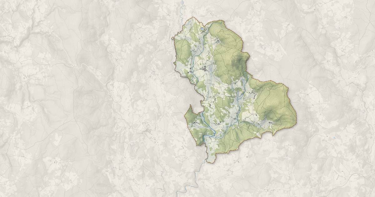 Portrait cartographique de Saillant : relief, eau, forêts, bâti et voies, calculés à partir des données de l'IGN