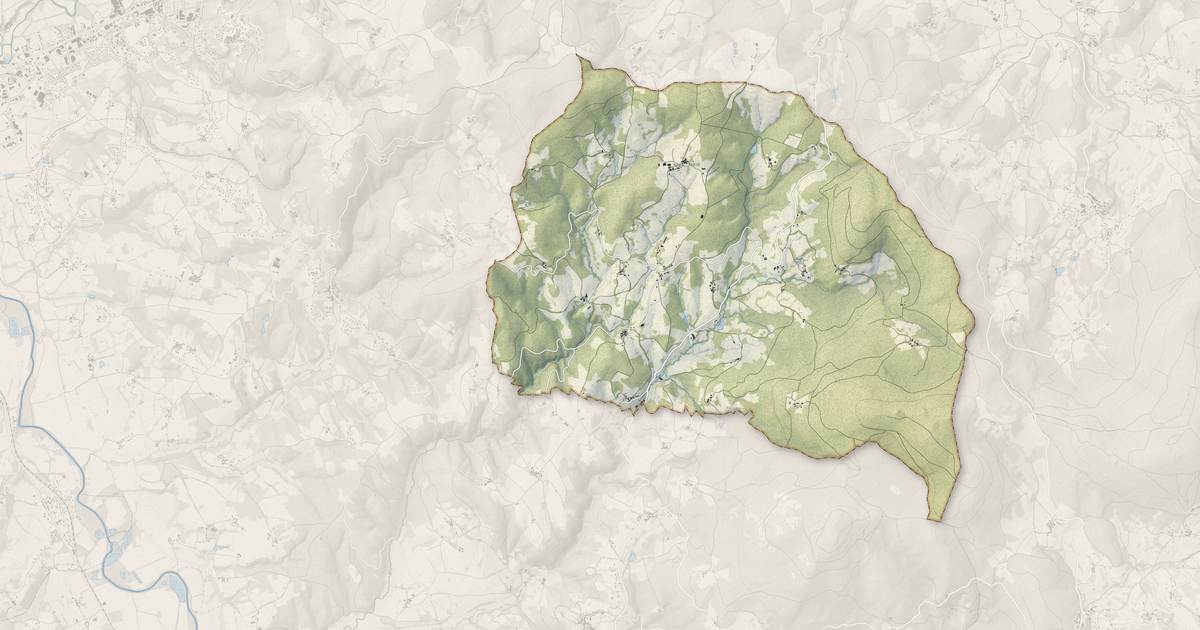 Portrait cartographique de Sainte-Agathe : relief, eau, forêts, bâti et voies, calculés à partir des données de l'IGN