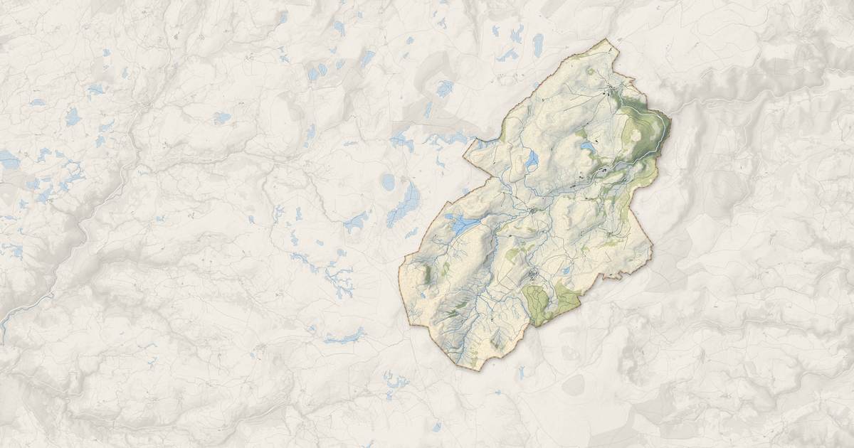 Portrait cartographique de Saint-Alyre-ès-Montagne : relief, eau, forêts, bâti et voies, calculés à partir des données de l'IGN