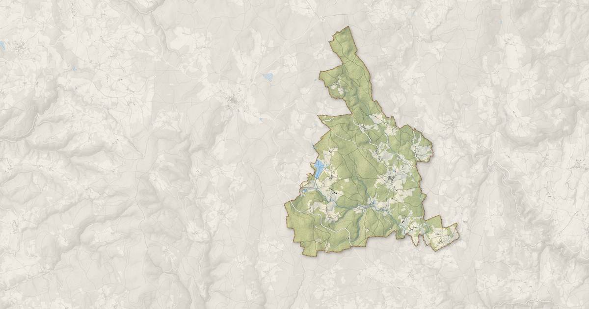 Portrait cartographique de Saint-Bonnet-le-Bourg : relief, eau, forêts, bâti et voies, calculés à partir des données de l'IGN