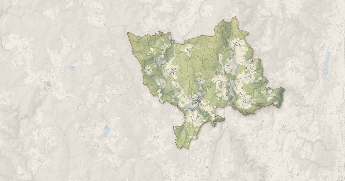 Portrait cartographique de Saint-Bonnet-le-Chastel : relief, eau, forêts, bâti et voies, calculés à partir des données de l'IGN