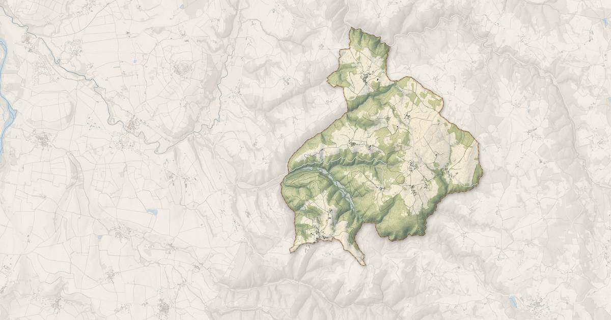 Portrait cartographique de Saint-Étienne-sur-Usson : relief, eau, forêts, bâti et voies, calculés à partir des données de l'IGN