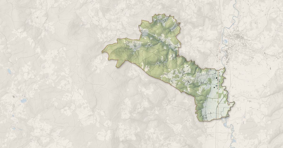 Portrait cartographique de Saint-Ferréol-des-Côtes : relief, eau, forêts, bâti et voies, calculés à partir des données de l'IGN