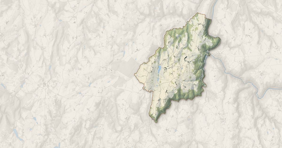 Portrait cartographique de Saint-Flour-l'Étang : relief, eau, forêts, bâti et voies, calculés à partir des données de l'IGN