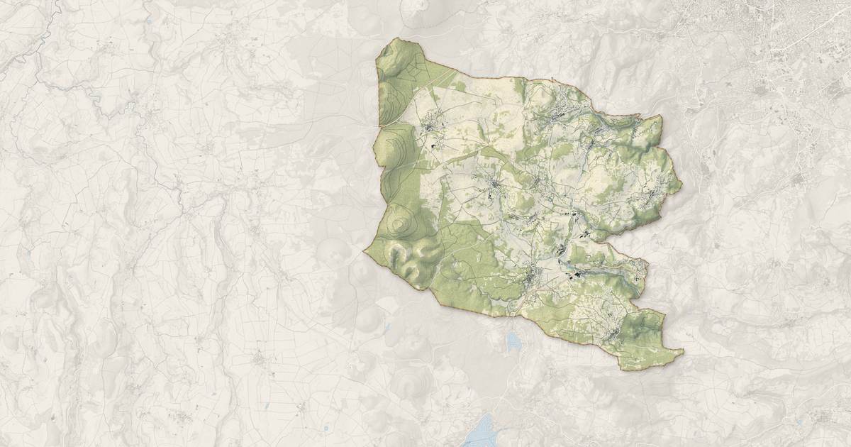 Portrait cartographique de Saint-Genès-Champanelle : relief, eau, forêts, bâti et voies, calculés à partir des données de l'IGN