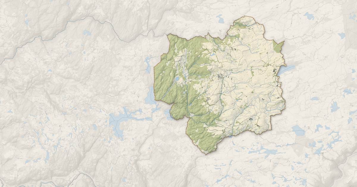 Portrait cartographique de Saint-Genès-Champespe : relief, eau, forêts, bâti et voies, calculés à partir des données de l'IGN