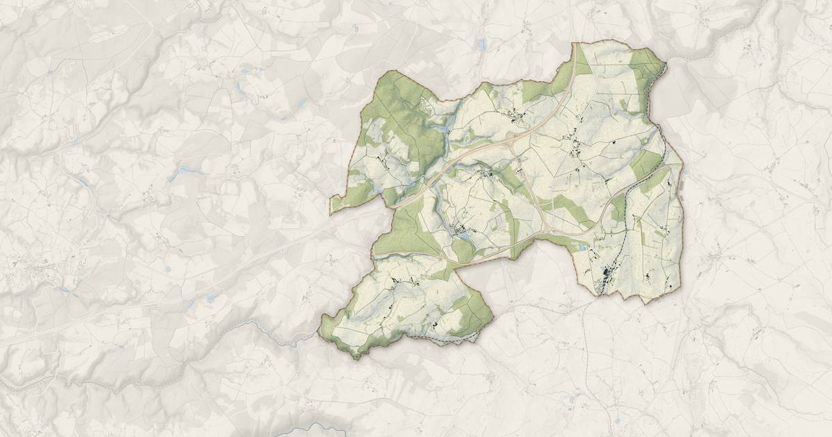 Portrait cartographique de Saint-Julien-Puy-Lavèze : relief, eau, forêts, bâti et voies, calculés à partir des données de l'IGN