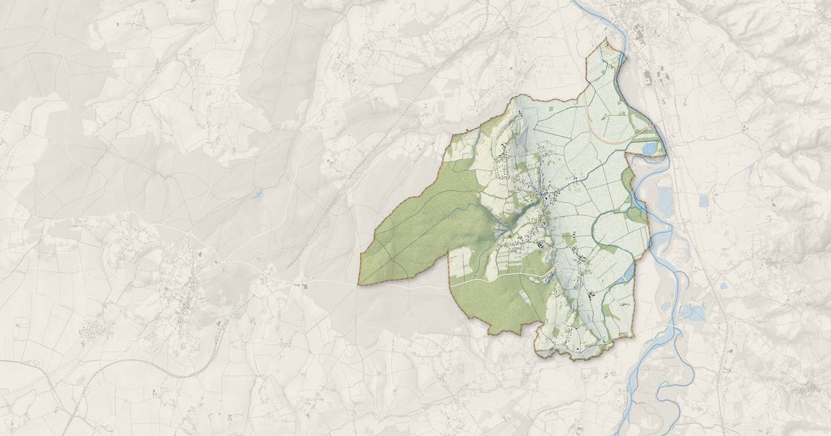 Portrait cartographique de Saint-Priest-Bramefant : relief, eau, forêts, bâti et voies, calculés à partir des données de l'IGN