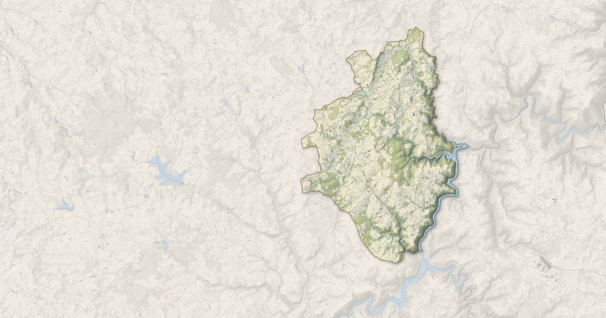 Portrait cartographique de Saint-Priest-des-Champs : relief, eau, forêts, bâti et voies, calculés à partir des données de l'IGN
