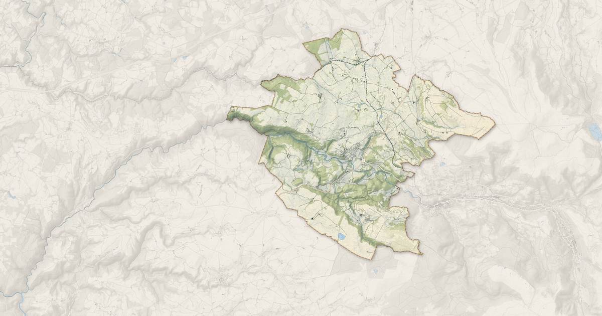 Portrait cartographique de Saint-Sauves-d'Auvergne : relief, eau, forêts, bâti et voies, calculés à partir des données de l'IGN
