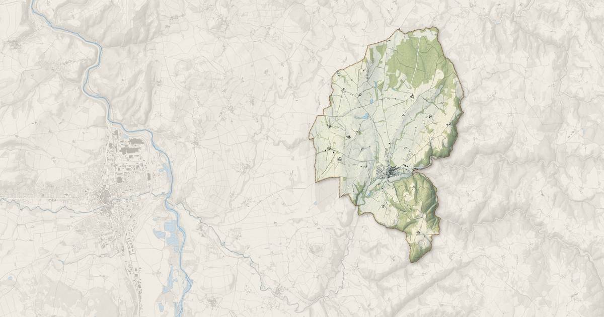 Portrait cartographique de Sauxillanges : relief, eau, forêts, bâti et voies, calculés à partir des données de l'IGN