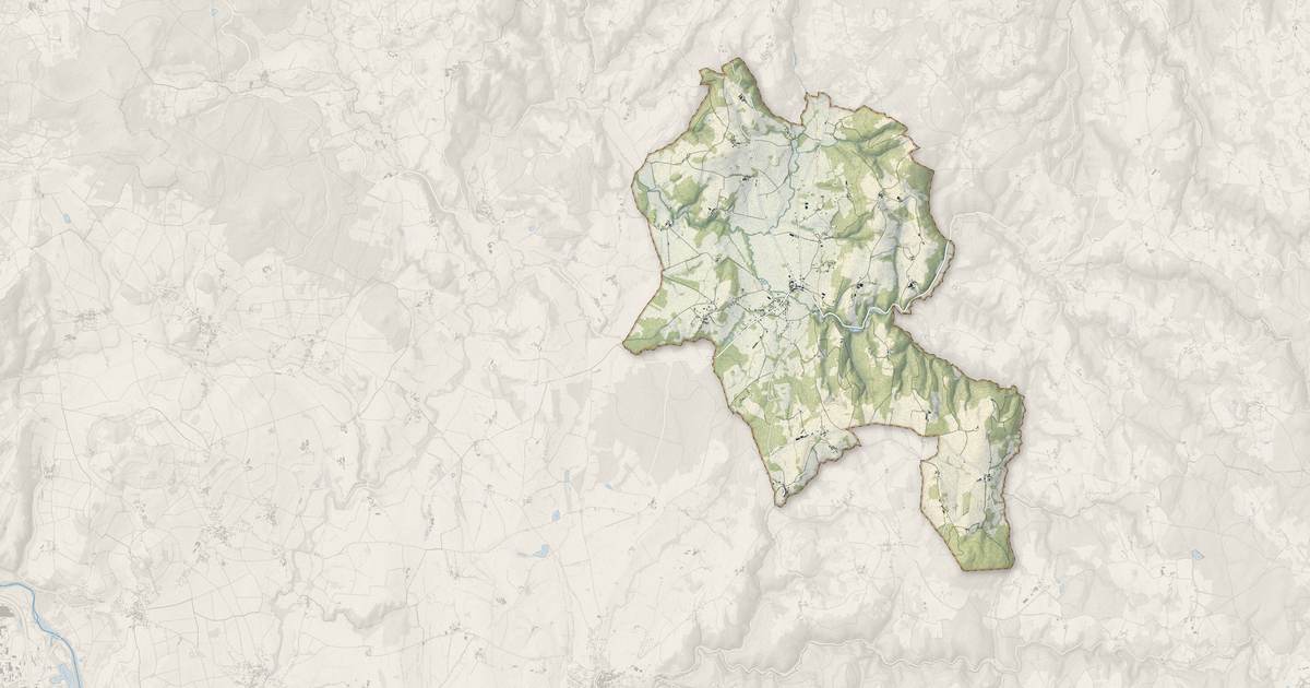 Portrait cartographique de Sugères : relief, eau, forêts, bâti et voies, calculés à partir des données de l'IGN