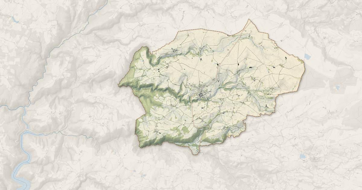 Portrait cartographique de Tauves : relief, eau, forêts, bâti et voies, calculés à partir des données de l'IGN