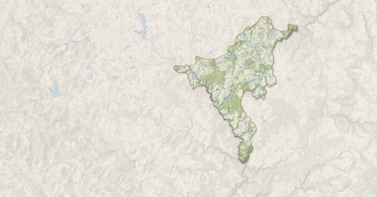 Portrait cartographique de Verneugheol : relief, eau, forêts, bâti et voies, calculés à partir des données de l'IGN